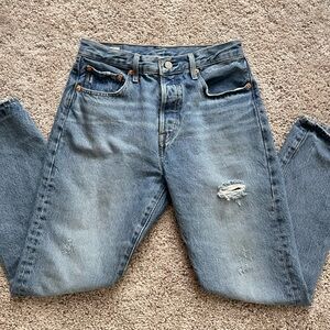 low/medium rise Levi’s jeans size 28/28